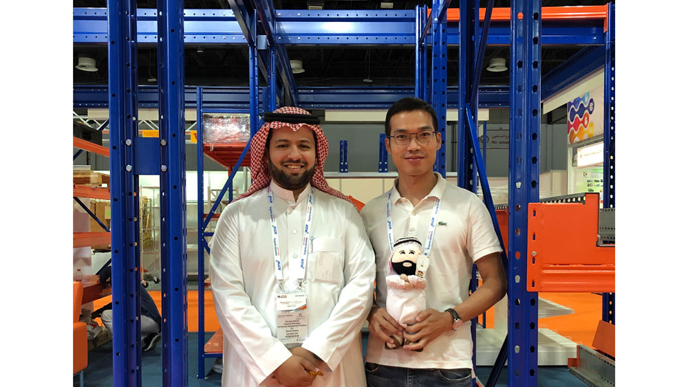 Group-photo-of-customers-at-HEDA-Racking