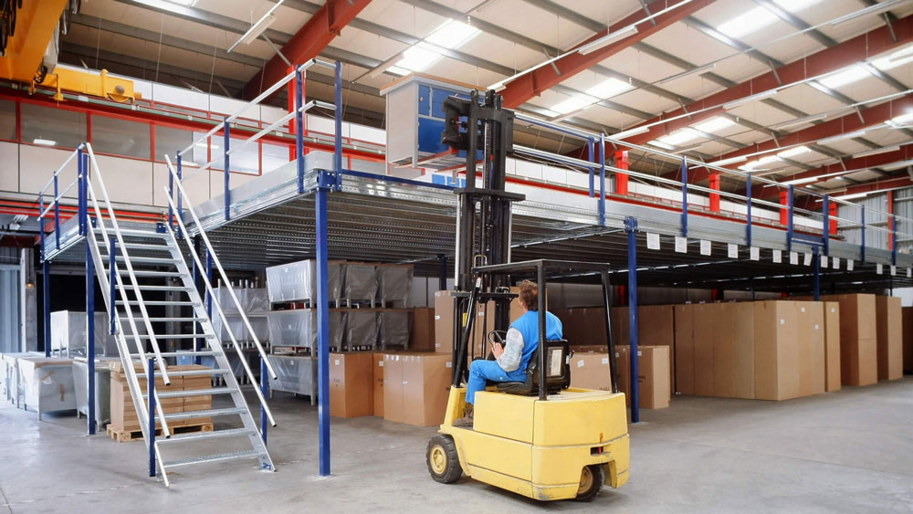 Well-connected-transportation-network-for-mezzanine-floor-in-warehouse