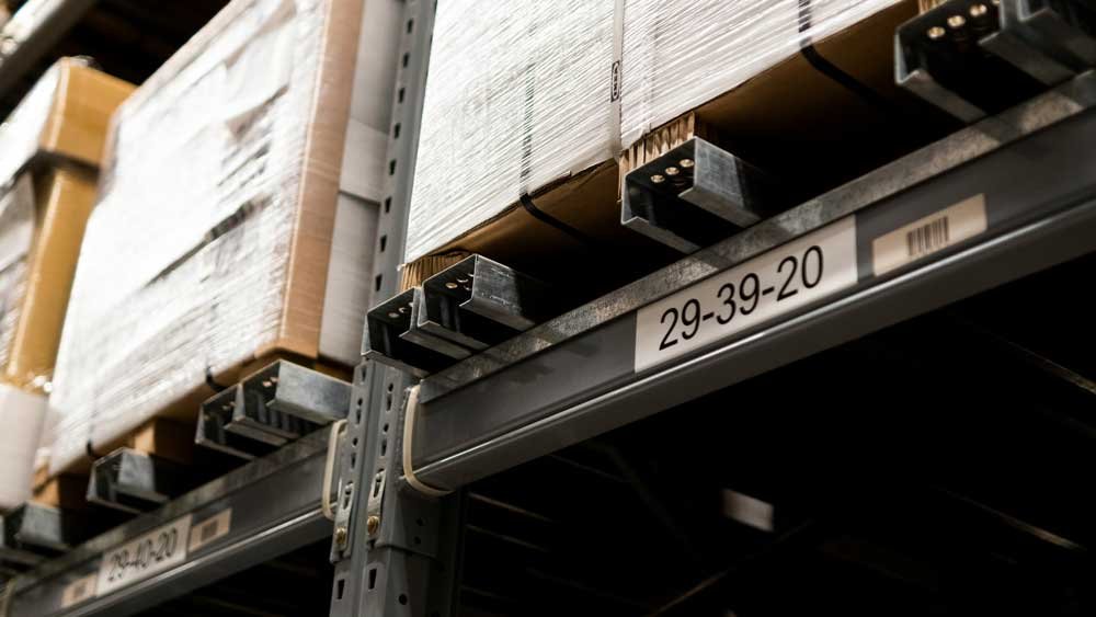 how to label shelves in warehouse - featured image