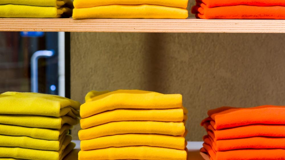 How to Store T Shirts on Shelves - featured image